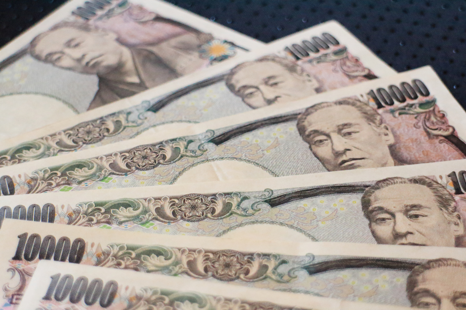 10,000 yen bills lined up in a fan shape